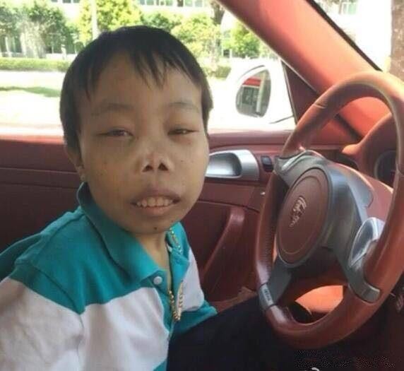 快手被她霸屏一夜涨粉百万网友：这事不简单一定有幕后黑手！